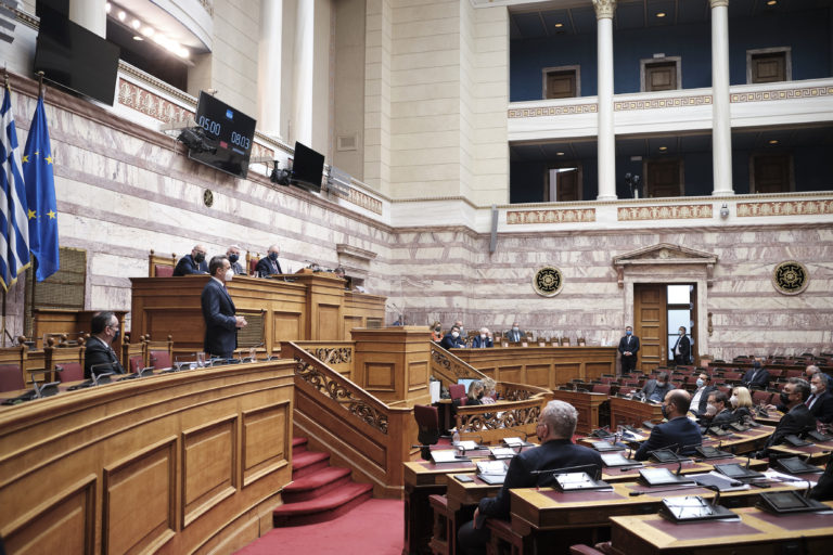 Αντιπαράθεση σε επίπεδο πολιτικών αρχηγών στη Βουλή – Στο επίκεντρο η διαχείριση πανδημίας και οικονομίας