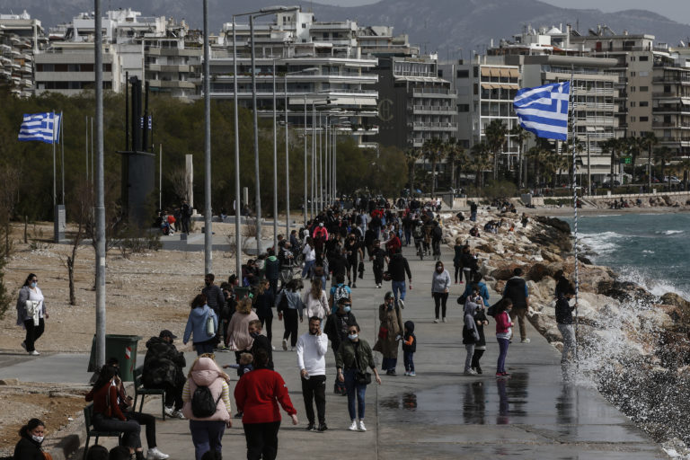 Πλημμύρισαν κόσμο οι παραλίες και τα πάρκα της Αττικής