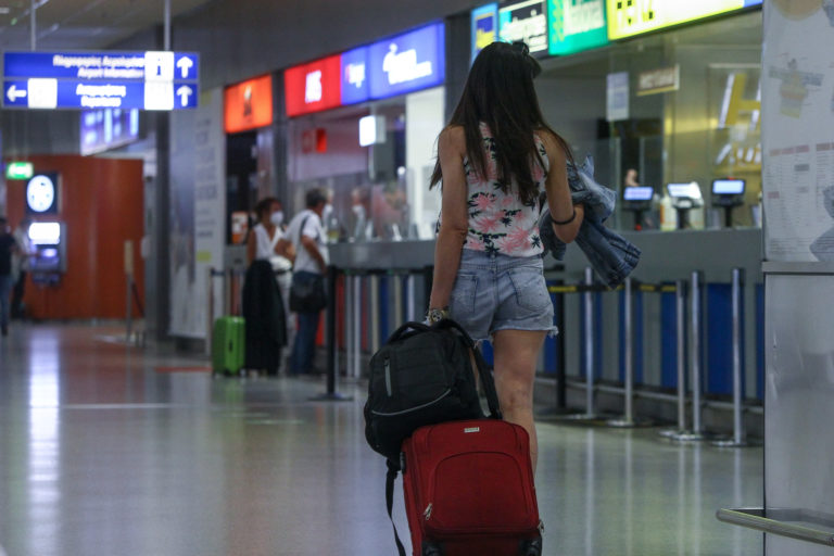 ΥΠΑ: Αυξάνονται οι ταξιδιώτες που θα εισέρχονται στην Ελλάδα χωρίς καραντίνα – Μόνο με εμβολιασμό ή αρνητικό τεστ
