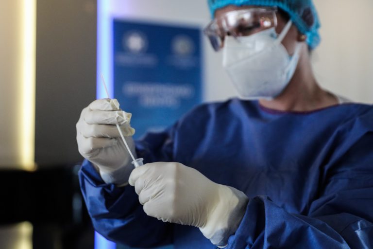 Εμβόλια – Δ. Τούσουλης: Περιστατικά θρόμβωσης ένα άτομο ανά 100.000 (video)