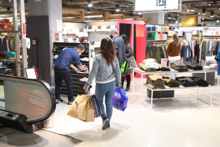 Σήκωσαν ρολά Mall και κέντρα αισθητικής – Ανοιχτά τα καταστήματα την Κυριακή 25/4