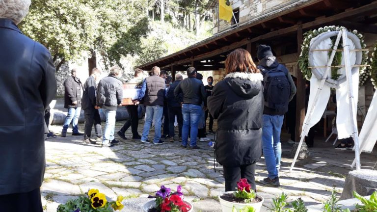 Ανείπωτος θρήνος στον αποχαιρετισμό των δύο αδελφών που δολοφονήθηκαν στη Μακρινίτσα (εικόνες)