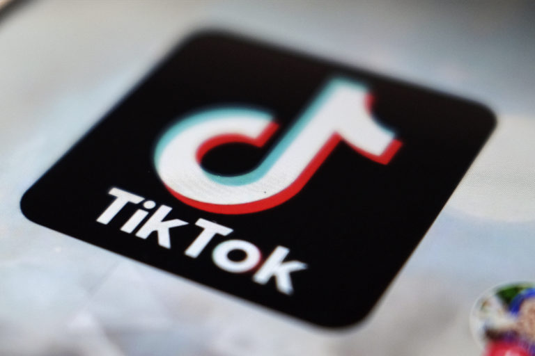 Παιχνίδια κινδύνου στο TikTok: Ειδικός εξηγεί το ψυχολογικό προφίλ των χρηστών που ρισκάρουν τη ζωή τους (video)