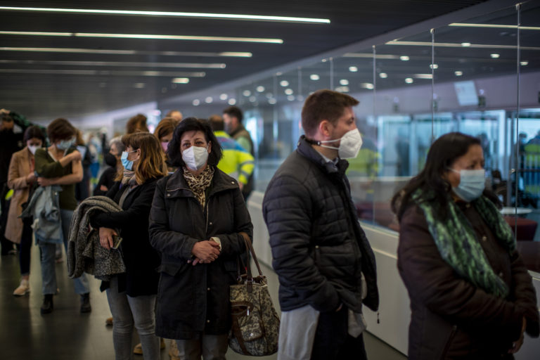 Μαδρίτη: Ουρές για το εμβόλιο της AstraZeneca παρά τη διασύνδεση με θρομβώσεις