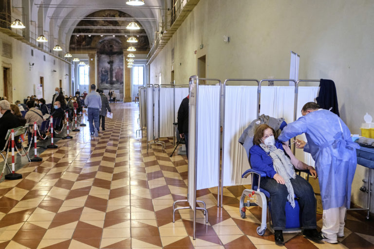 Δυο ιταλικά εμβόλια, σε πειραματική φάση, κατά του κορονοϊού – Από τα ελληνικά δανείστηκε το όνομά του το ένα