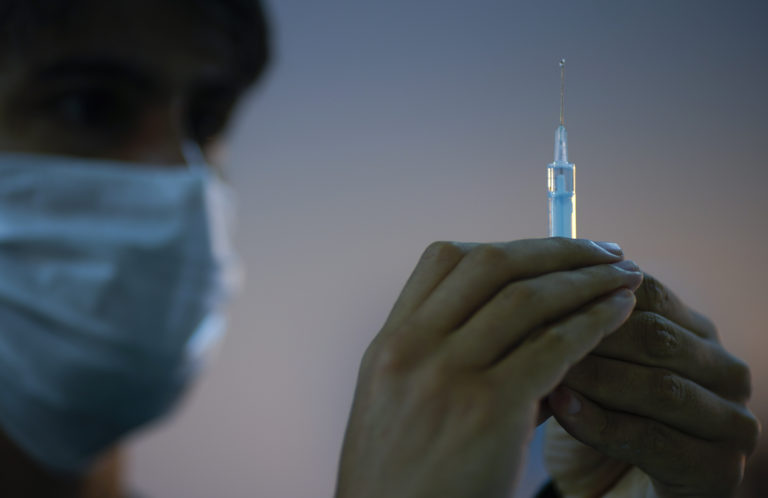 ΕΜΑ: 325 περιστατικά σπάνιων θρομβώσεων παγκοσμίως στις 901.600.000 δόσεις εμβολίων