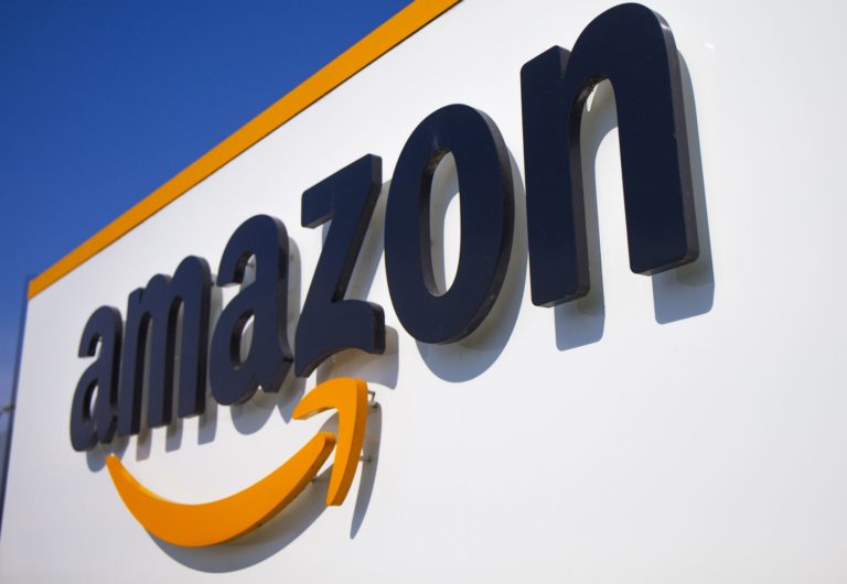 Amazon – Ηνωμένα Αραβικά Εμιράτα: Περιορίζει τα αποτελέσματα αναζήτησης σε ΛΟΑΤΚΙ+ προϊόντα