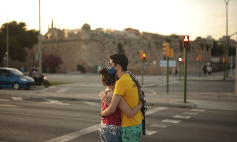 «Η επιστήμη της αγκαλιάς» – Γιατί επιθυμούμε τόσο να αγγίξουμε τους αγαπημένους μας στον καιρό της πανδημίας