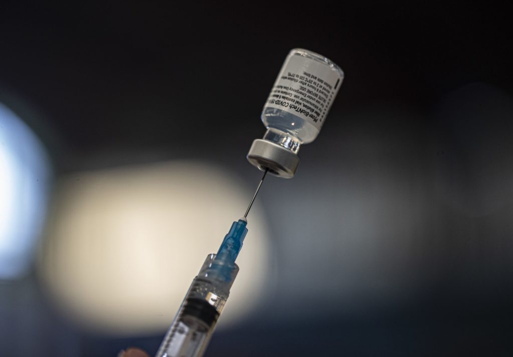 Εμβολιάστηκαν με την πρώτη δόση τα δύο τρίτα των ενηλίκων Βρετανών