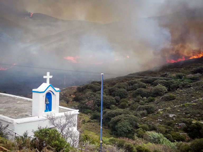 Σε ύφεση η πυρκαγιά που ξέσπασε στην Άνδρο