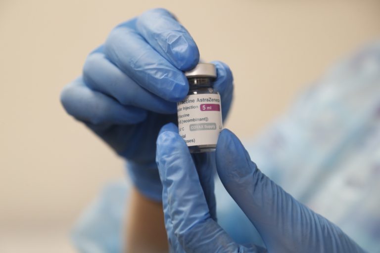 Aναστολή εμβολιασμών με AstraZeneca για τους κάτω των 60 στην Ολλανδία
