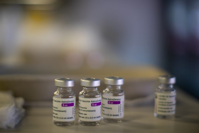 ΕΜΑ: Nέες οδηγίες σε γιατρούς για τους εμβολιασμούς με AstraZeneca