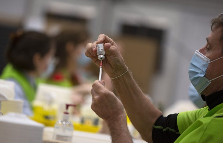 Βέλγιο: Το εμβόλιο της AstraZeneca θα χορηγείται για ένα μήνα μόνο σε άτομα άνω των 55 ετών