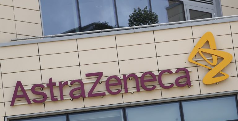Βελγικό δικαστήριο διατάζει την AstraZeneca να χορηγήσει 50 εκατομμύρια δόσεις