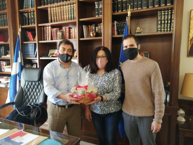 Πύργος: Από το ΚΔΑΠ ΑμεΑ ένα καλάθι δώρα για τον Δήμαρχο Πύργου