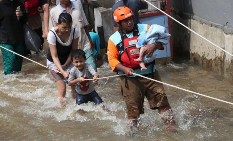 Δεκάδες νεκροί στην Ινδονησία: Πλημμύρες και κατολισθήσεις