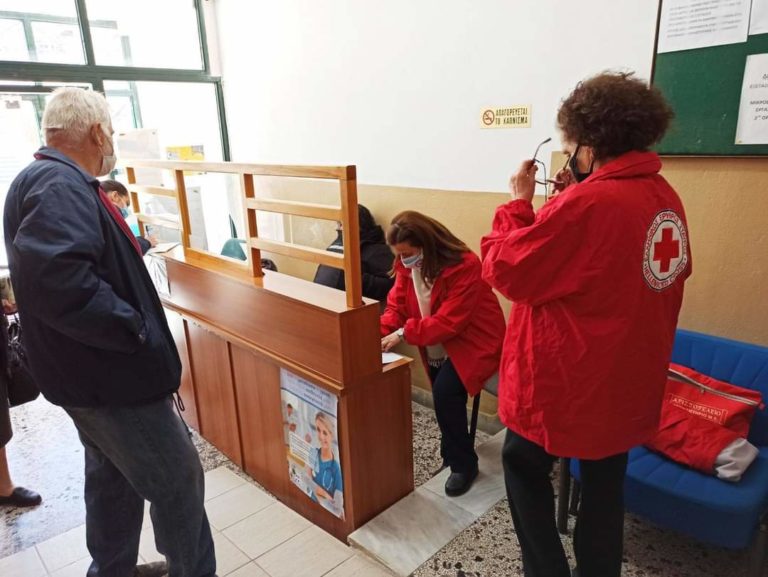 Φλώρινα: Στο πλευρό των γιατρών για τους εμβολιασμούς οι εθελοντές του Ε.Ε.Σ