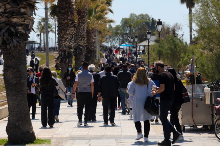 Συνωστισμοί στα παραλιακά μέτωπα, κορονοπάρτι τις νυχτερινές ώρες (video)