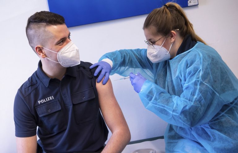 Γερμανία: Εμβολιασμένοι με AstraZeneca παίρνουν δεύτερη δόση άλλου εμβολίου
