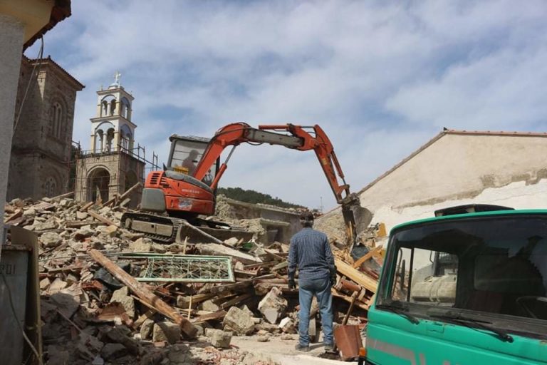 Σάμος: Άρχισαν οι κατεδαφίσεις των ετοιμόρροπων από το σεισμό κτισμάτων