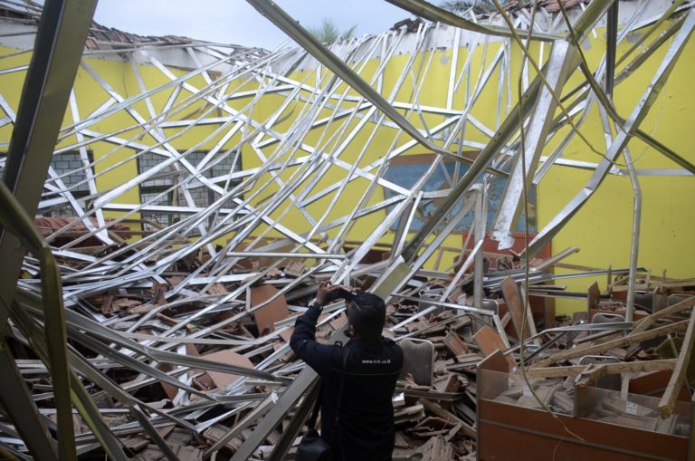 Σεισμός 5,9 R στην Ινδονησία: Τουλάχιστον 7 νεκροί, ζημιές σε εκατοντάδες κτήρια