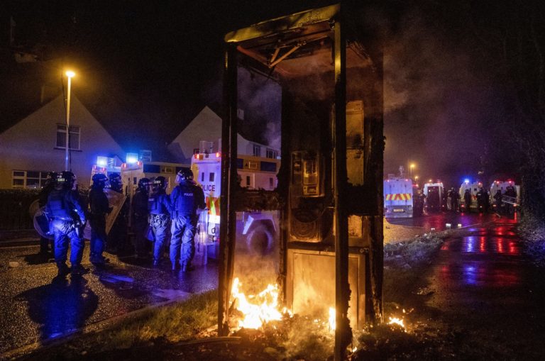 Β. Ιρλανδία: H βία συνεχίστηκε για τέταρτη νύχτα