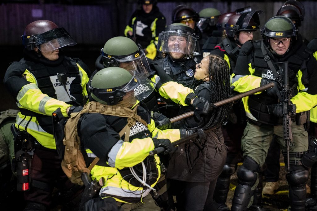 Μινεάπολις: Δεύτερη νύχτα έντασης και διαδηλώσεων παρά την απαγόρευση κυκλοφορίας
