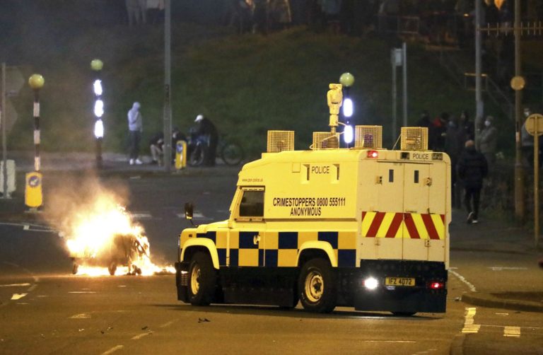 Β. Ιρλανδία: Η βία γυρνά στους δρόμος του Μπέλφαστ για 7η νύχτα  (video)