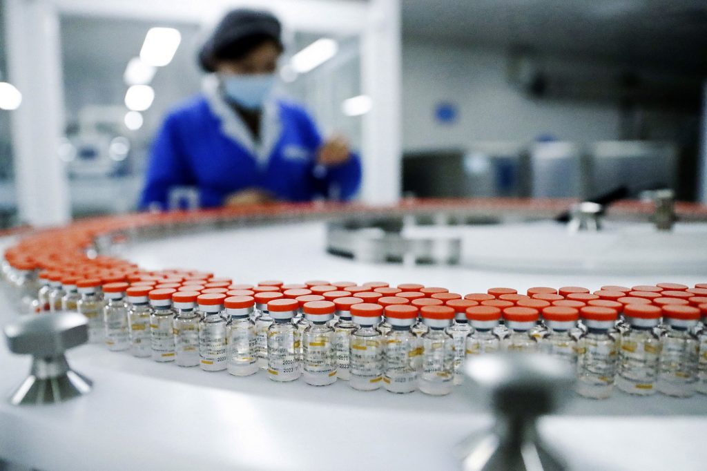 Covid-19: Κινεζικές εταιρίες συμφωνούν να παράσχουν πάνω από μισό δισεκ. εμβόλια στον μηχανισμό COVAX