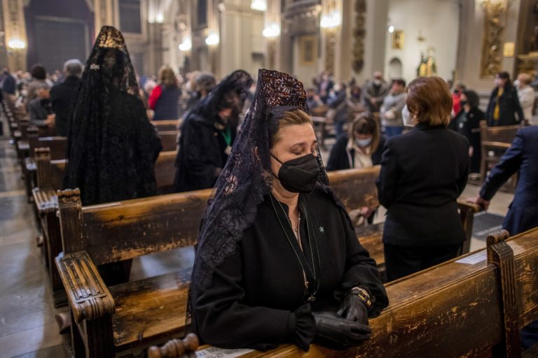 Ισπανία: “Χαλαρή” Μεγάλη Εβδομάδα και αφίξεις εκατομμυρίων εμβολίων