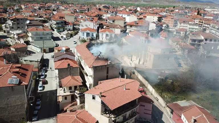 Πυρκαγιά σε τριώροφο κτίριο στο Άργος Ορεστικό (βίντεο)