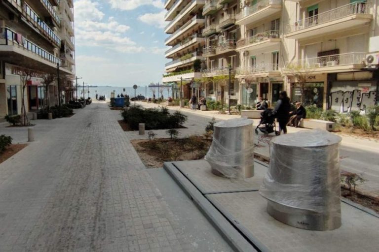 Θεσσαλονίκη: Πρόλαβαν και έβαψαν με σπρέι… τους νέους υπόγειους κάδους απορριμάτων