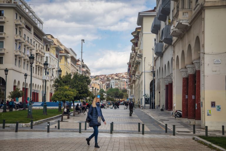 Αυξάνεται η πίεση στα νοσοκομεία της Θεσσαλονίκης – Συνωστισμοί σε πλατείες από κορονοπάρτι (video)