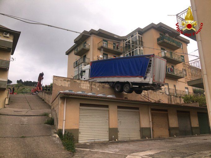 Η νταλίκα σε ισορροπία στην ...σκεπή κτιρίου (πηγή: corriere.it)