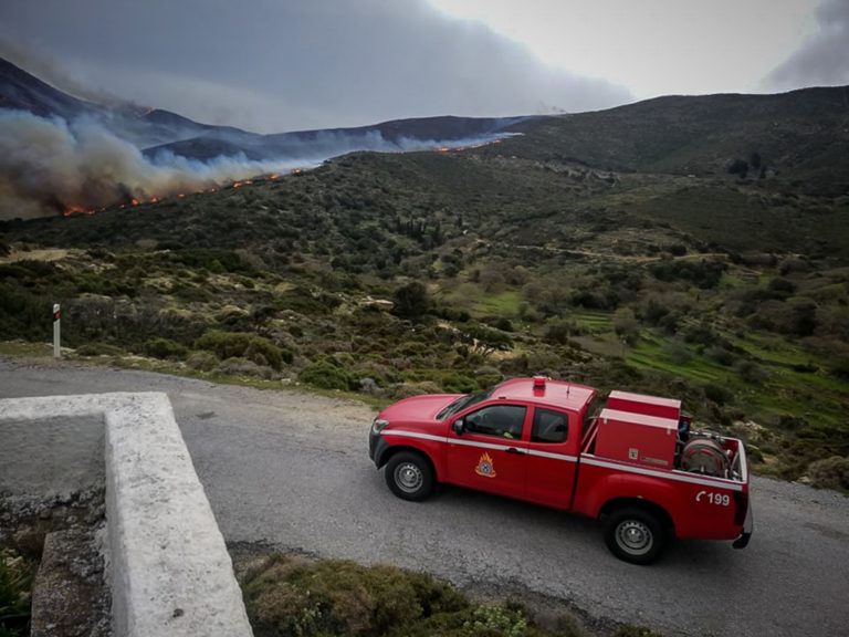 Υπό έλεγχο η πυρκαγιά στην Άνδρο – Σε εξέλιξη έρευνες για τα αίτια (video)