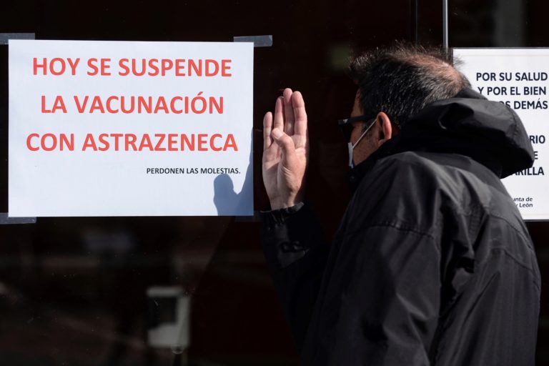 Η Ισπανία θα συνεχίσει τους εμβολιασμούς με AstraZeneca μόνο σε ηλικίες 60-65 ετών