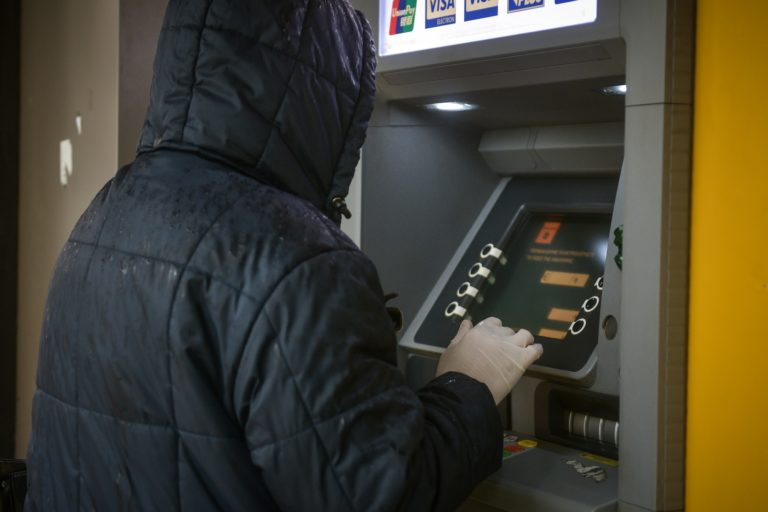 Απάτη ηλεκτρονικών καρτών με τρεις μεθόδους – Τι πρέπει να προσέξουμε (video)