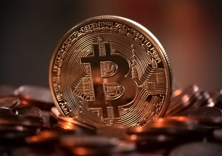 «Πετάει» πάνω από τα 60.000 δολάρια το bitcoin: Η υψηλότερη τιμή από τον Νοέμβρη του 2021