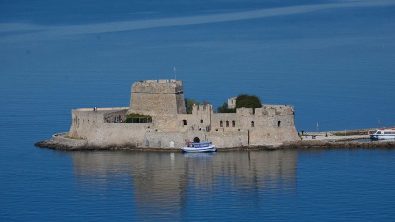 Ηλεκτροδοτείται το εμβληματικό και ιστορικό “Μπούρτζι” Ναυπλίου