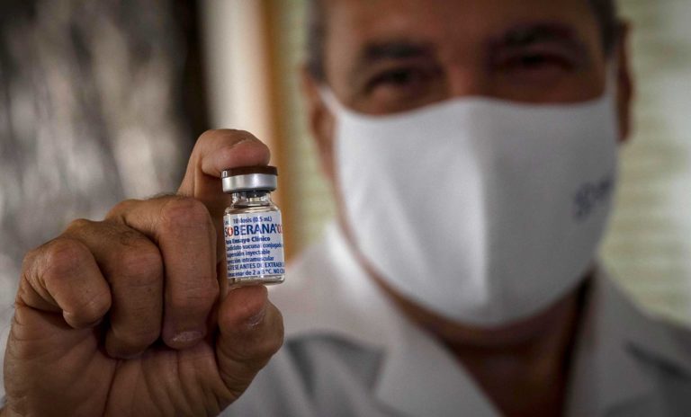 Η Κούβα λέει πως συζητά με «πάνω από 30 χώρες» για να τις προμηθεύσει με εμβόλια