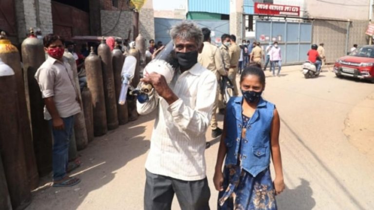 Η Ινδία στο επίκεντρο της πανδημίας:  “Μάχη χωρίς οξυγόνο” για τους ασθενείς