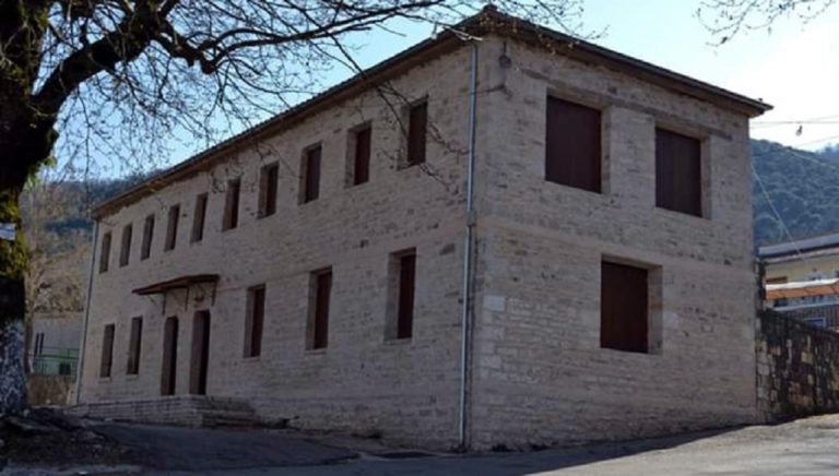 Στο παλαιό ανακαινισμένο πέτρινο σχολείο το Λαογραφικό Μουσείο Κρανιάς