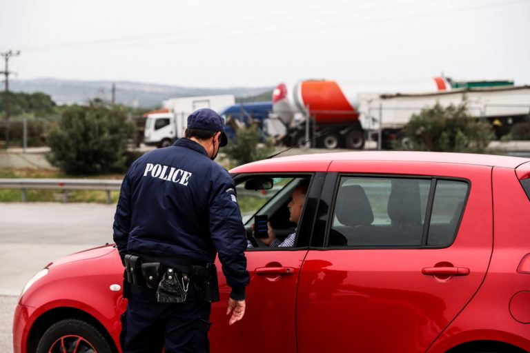 Εντατικοί έλεγχοι της Τροχαίας για υπερτοπικές μετακινήσεις – Ένταση με ηλικιωμένη στα διόδια (video)