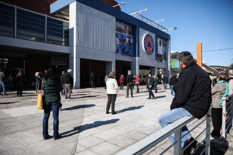 Τροπολογία για 7ήμερη λειτουργία εμβολιαστικών κέντρων ως τα μεσάνυχτα – Αποζημιώσεις 20 ευρώ την ημέρα στο προσωπικό ΣΚ και αργίες