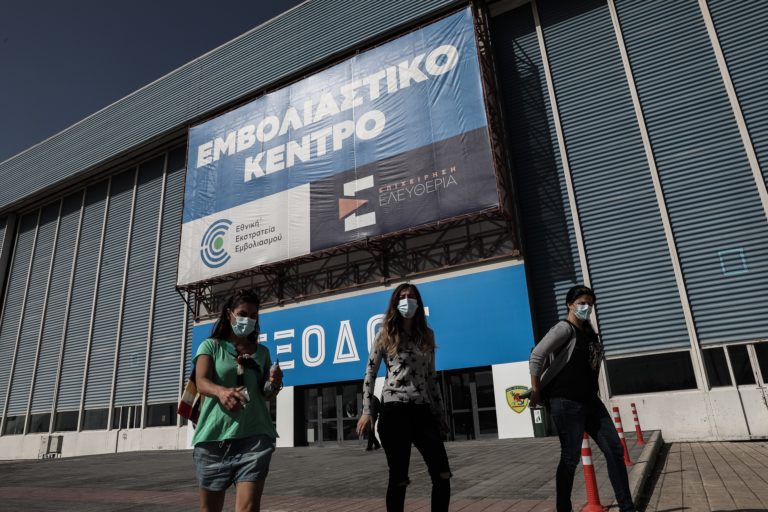 Αθ. Δημόπουλος και Γ. Καββαθάς μιλούν στην ΕΡΤ για τις επιπλέον διευκολύνσεις για τους εμβολιασμένους (video)