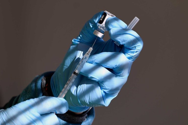CDC: Ο εμβολιασμός έναντι του κορονοϊού μειώνει τον κίνδυνο θανάτου από άλλες αιτίες