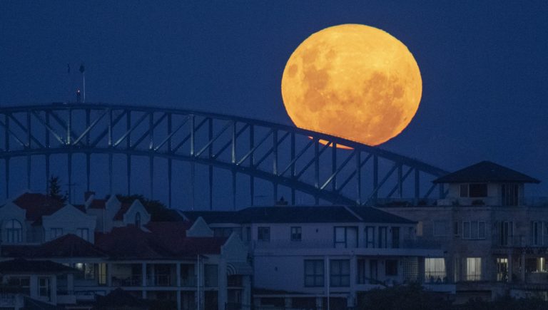 Υπερπανσέληνος 2021: Μαγικές εικόνες από το “ροζ φεγγάρι”
