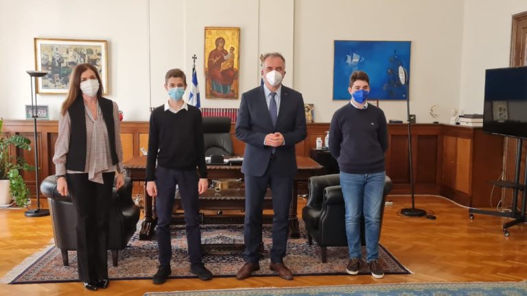 Δύο μαθητές της Α’ Λυκείου… παρέδωσαν ένα διαφορετικό μάθημα στον Σταύρο Καλαφάτη