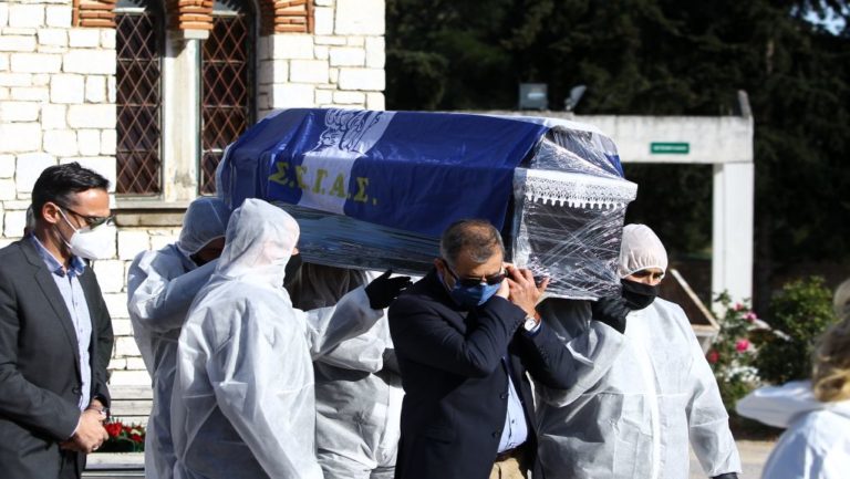 Ο Βασίλης Σεβαστής οδηγήθηκε στην τελευταία του κατοικία σκεπασμένος με τη σημαία του ΣΕΓΑΣ
