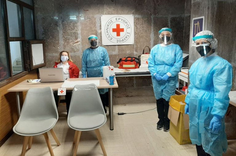 Κοζάνη: Νοσηλεύτριες του Ερυθρού Σταυρού συμμετέχουν στα τεστ ταχείας ανίχνευσης